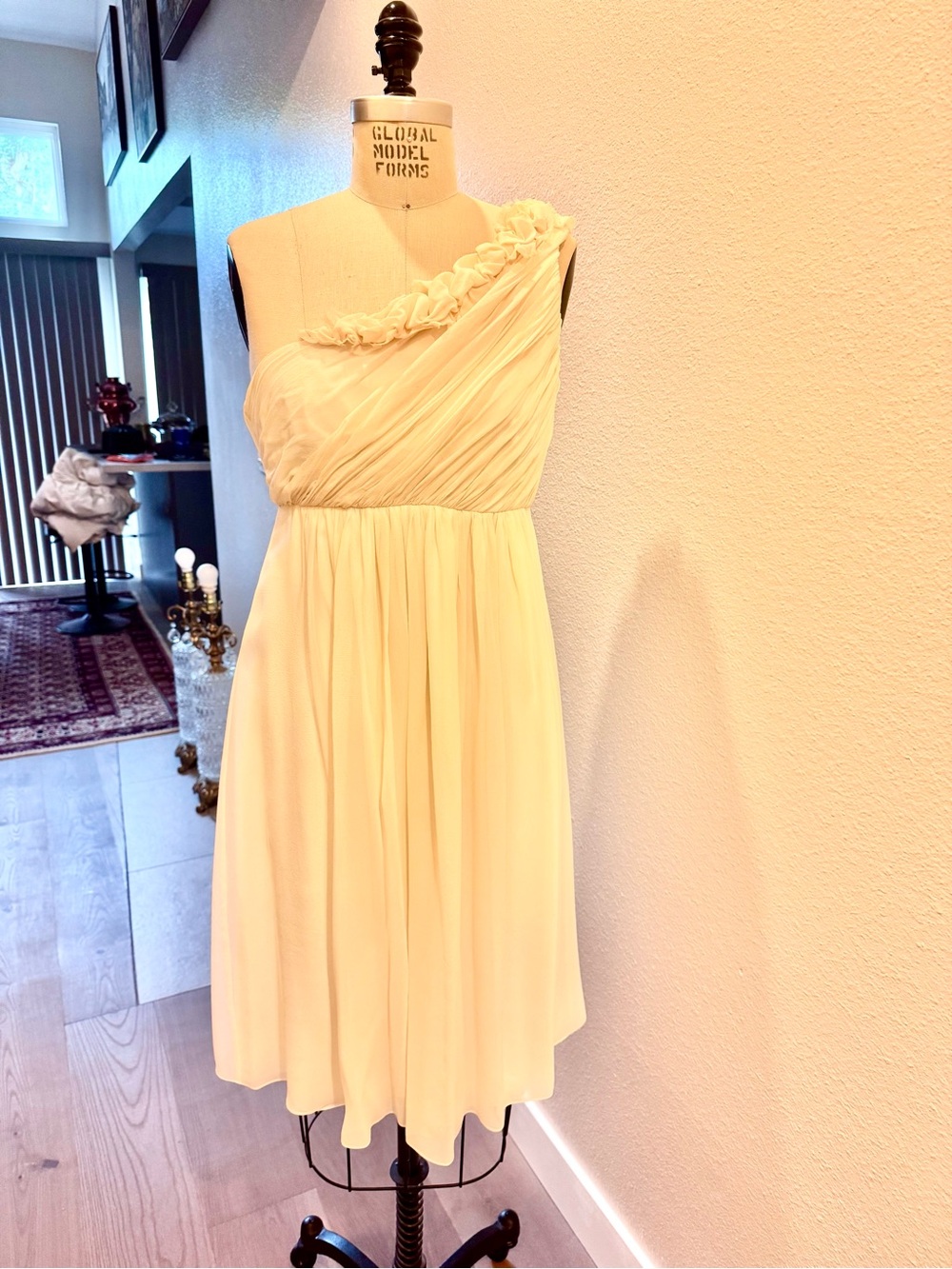 Kay Unger One-Shoulder Cream Chiffon Cocktail Dress